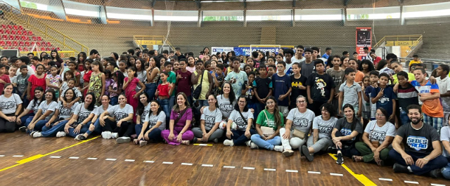 Cerca de 300 adolescentes assistidos pelo SCFV recebem kits com camisa, bolsa e garrafa