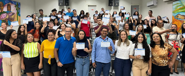 46 jovens receberam o certificado de conclusão do Curso de Informática Básica, nesta terça-feira (19)