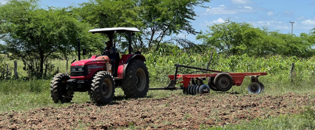 Prefeitura beneficia 35 produtores do povoado Caiçara I com aração de terra