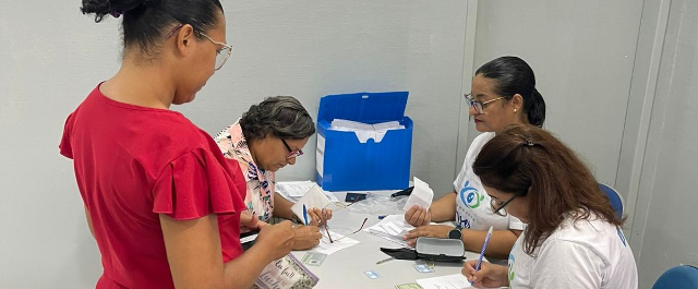 Sesau entrega mais 150 óculos para moradores do Bairro Tancredo Neves em mais uma edição do Projeto Ver Melhor