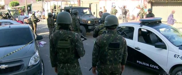 Forças de segurança fazem operação no RJ e PM é morto em blitz do Exército