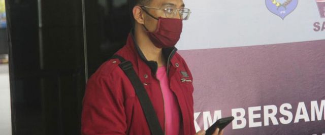 Homem com Covid é preso após viajar de avião disfarçado como se fosse sua mulher na Indonésia