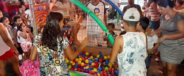 Dona Juraci moradora da rua Barão do Rio Branco realizou ontem, 14/10, uma incrível festa em comemoração ao dia das crianças.