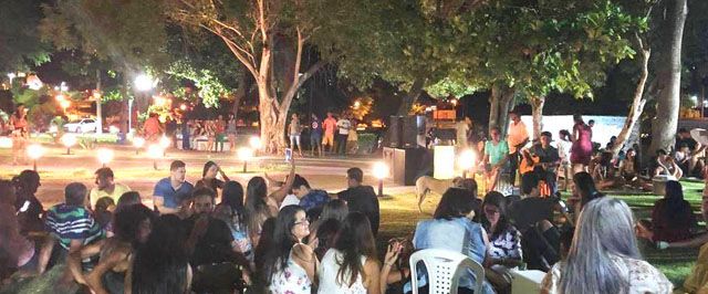 Clima de verão e boa música atraem grande público para o Luau na Praça
