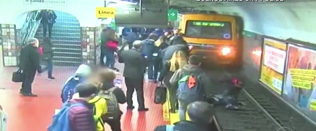 Homem desmaia e empurra mulher nos trilhos do metrô. Veja o vídeo.