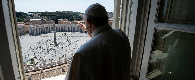 Com distanciamento social, fiéis voltam ao Vaticano para bênção dominical