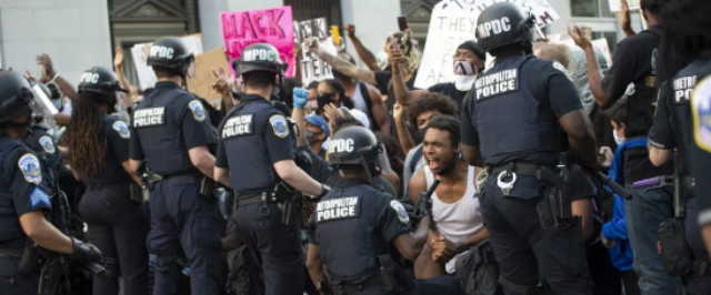 Em meio a protestos contra racismo nos EUA, policiais também se ajoelham em solidariedade