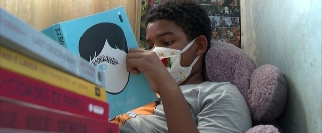 Baiano de 12 anos que foi vítima de racismo nas redes sociais recebe doação de livros da Academia Brasileira de Letras