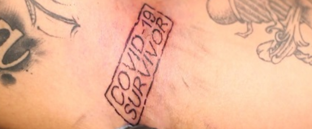 Tatuador escreve "sobrevivente da Covid-19" de graça em pessoas que superaram a doença