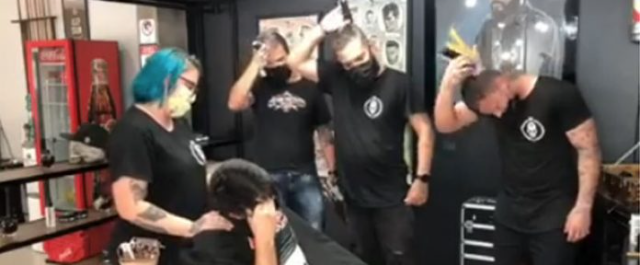 Barbeiros raspam cabelos em apoio a jovem com câncer e vídeo viraliza