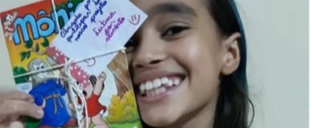 Menina de 9 anos cria projeto de troca de gibis por alimentos para pessoas carentes