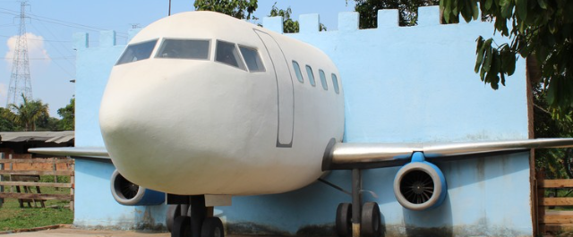 Brasileiro dono de "casa-avião" usa isolamento na pandemia para construir 2ª "aeronave"