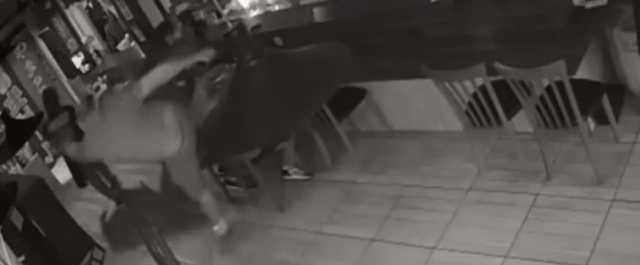 Homem tosse e é agredido dentro de restaurante por cliente que o acusa de ter Covid-19