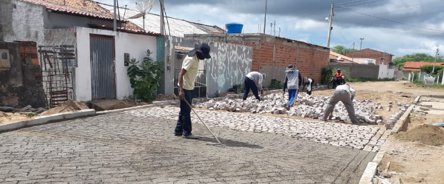 Obras de pavimentação no Centenário e Vila Moxotó seguem avançando