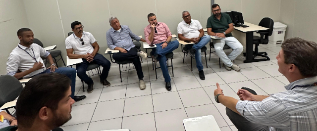 Equipe da gestão municipal, junto com o prefeito em exercício Marcondes Francisco, reúne-se com estafe do Assaí para falar sobre rotatória
