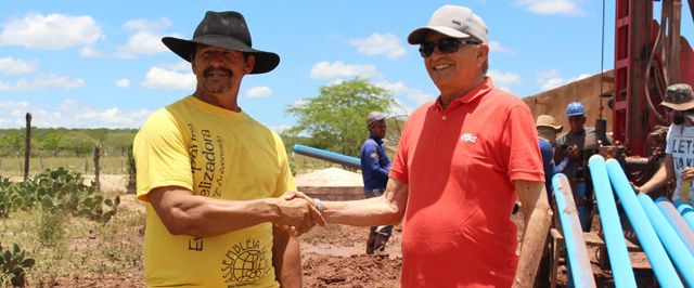 Mais água para o homem do campo: prefeito Luiz de Deus e equipe visitam poço artesiano perfurado no povoado Salgadinho