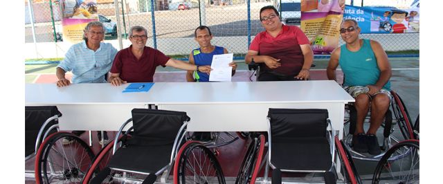 Associação de Paulo Afonso recebe cadeiras de rodas de basquete