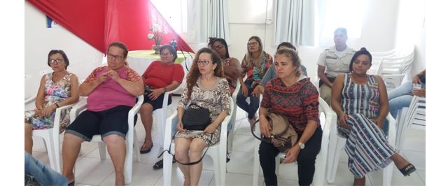 Workshop de depilação com mulheres atendidas pelo CRM oferta oportunidade de renda