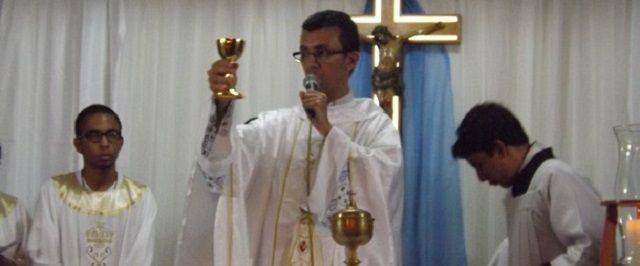 Celebrando a festa de N. Sª Aparecida, Padre Roni pediu que famílias evitem “brigar” por causa de política