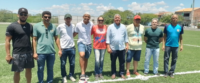 Jogador do Vasco realiza visita ao campo de futebol society do Jardim Aeroporto junto com vice-prefeito e secretário de Cultura e Esportes