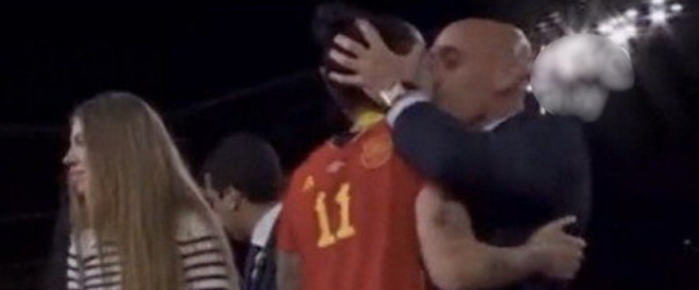 Jogadora da Espanha leva beijo na boca durante premiação da Copa Feminina e se irrita: "Não gostei"