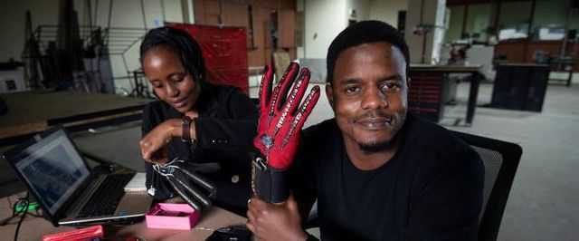 Engenheiro queniano desenvolve luva que converte linguagem de sinais em voz